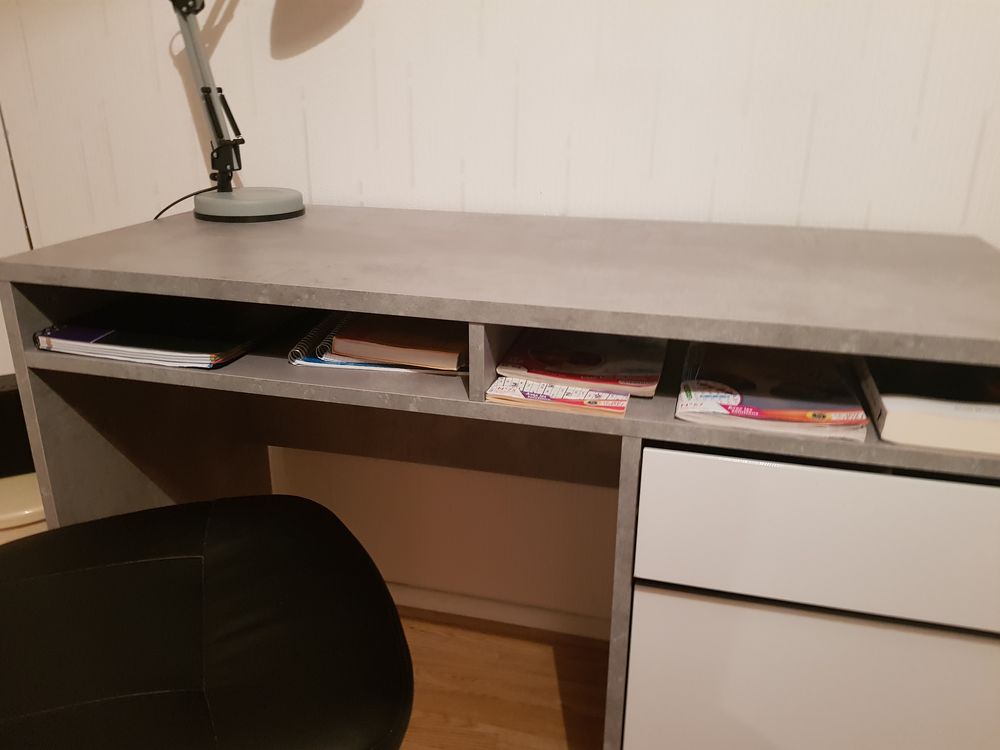 BUREAU ET CHAISE Meubles