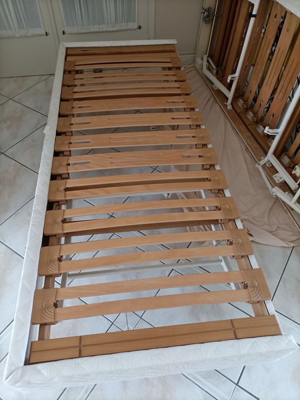 lit m&eacute;canis&eacute; Dunlopillo avec matelas et deux t&eacute;l&eacute;commandes Meubles