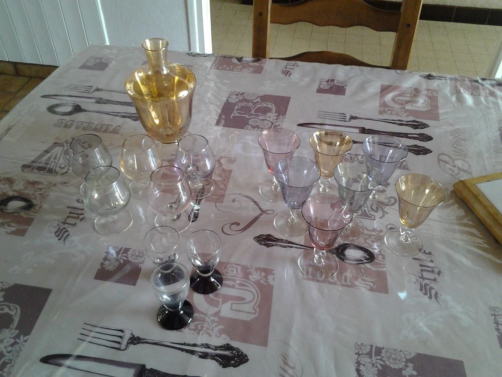 Lot de verres de diff&eacute;rente couleur Cuisine