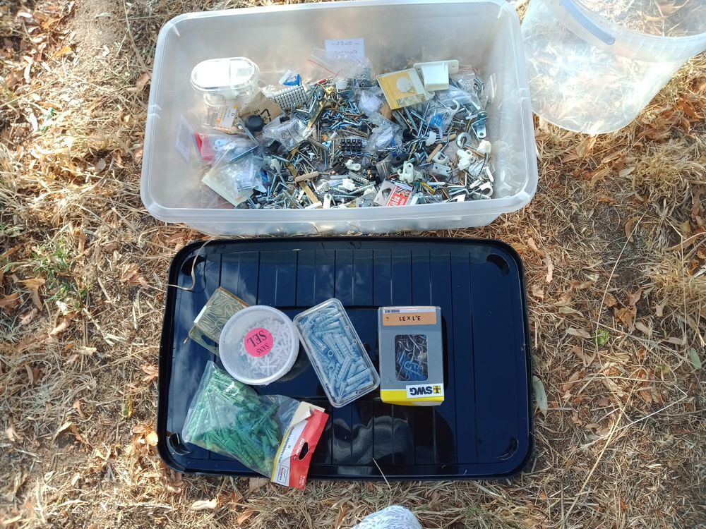 Lot de quincaillerie diverse dans seau Bricolage