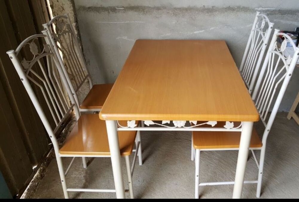 Table et 4 chaises Meubles