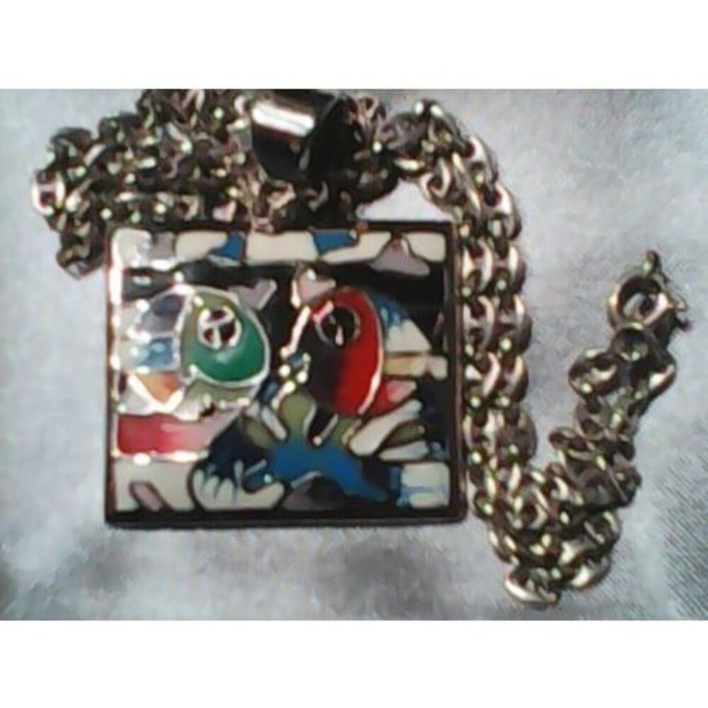 Pendentif &eacute;maux motif poissons et cha&icirc;ne argent&eacute;e 50 cm Bijoux et montres