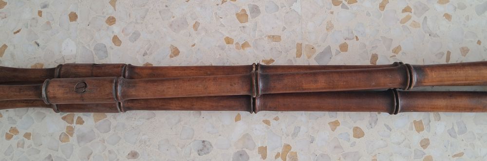 ancien trepied vintage en bois tourn&eacute; 
Décoration