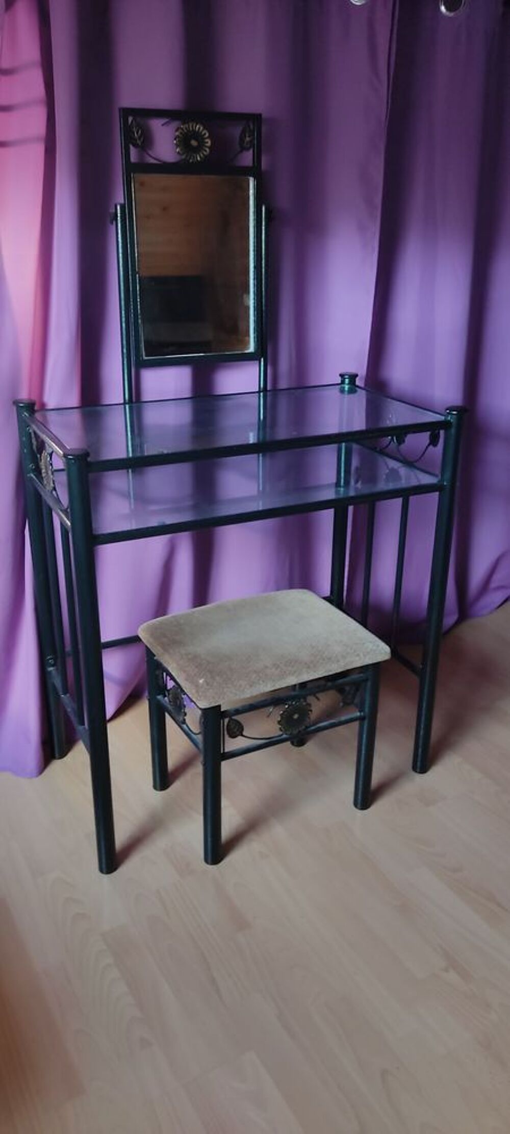 Coiffeuse avec miroir inclinable + tabouret. Meubles