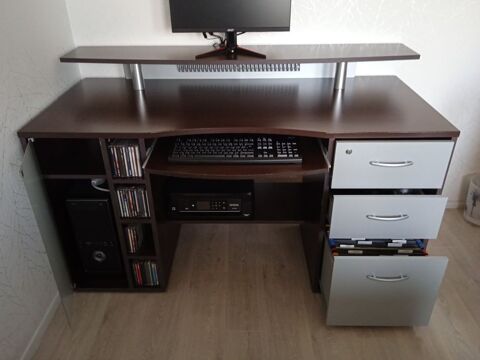 Beau bureau, à prendre sur place 170 Vittel (88)