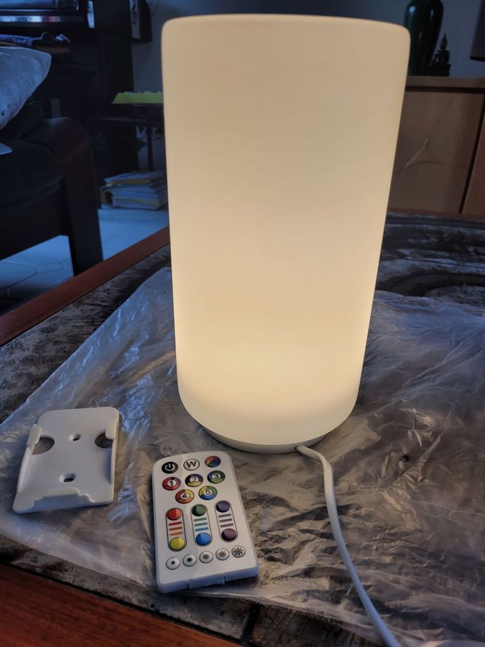 Lampe de table LED RGB &agrave; intensit&eacute; variable + t&eacute;l&eacute;commande, D�coration