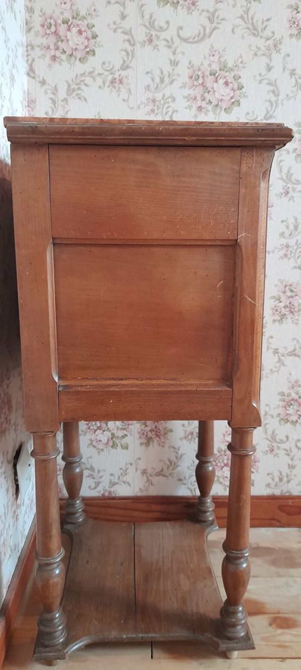 Table de chevet. Meubles