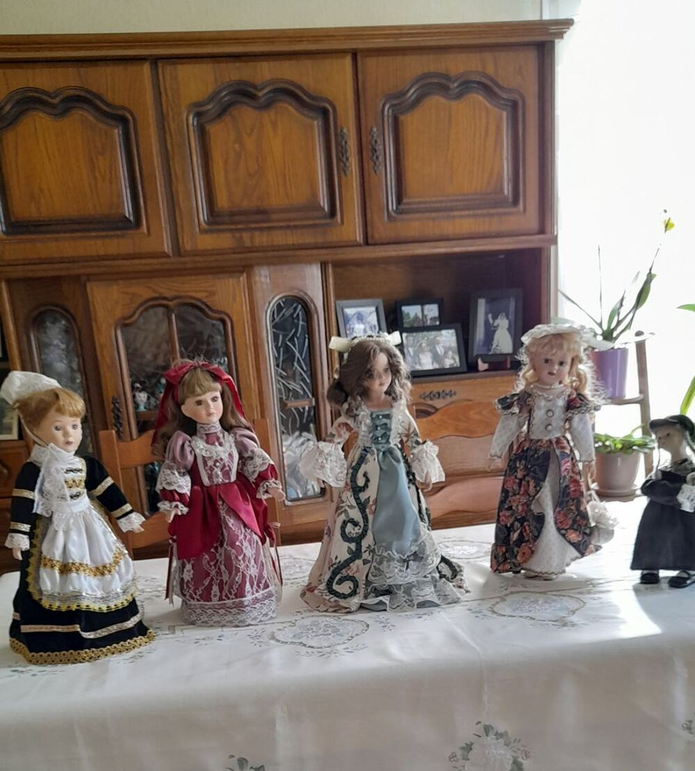 poup&eacute;es en porcelaine. 