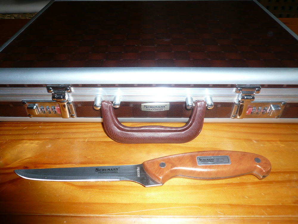 BELLE MALETTE COMPRENANT 36 COUTEAUX DE TOUTES SORTES Cuisine
