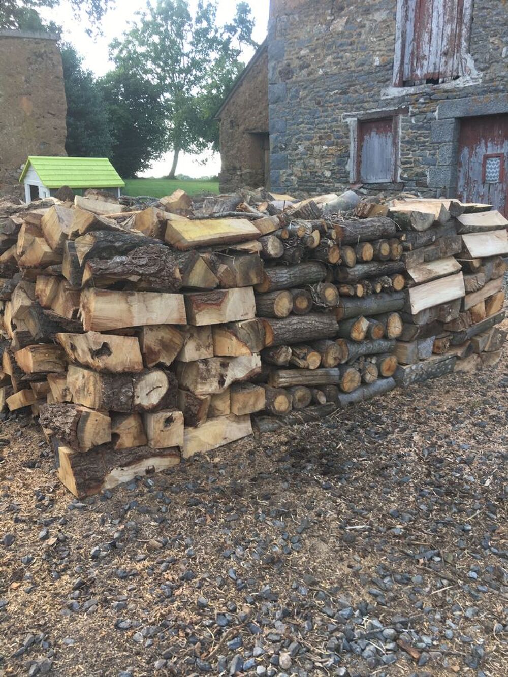bois de chauffage coup&eacute; en 50 cm sec d un an. ch&ecirc;ne /h&ecirc;tre . 2 cordes.230€/cordes Jardin