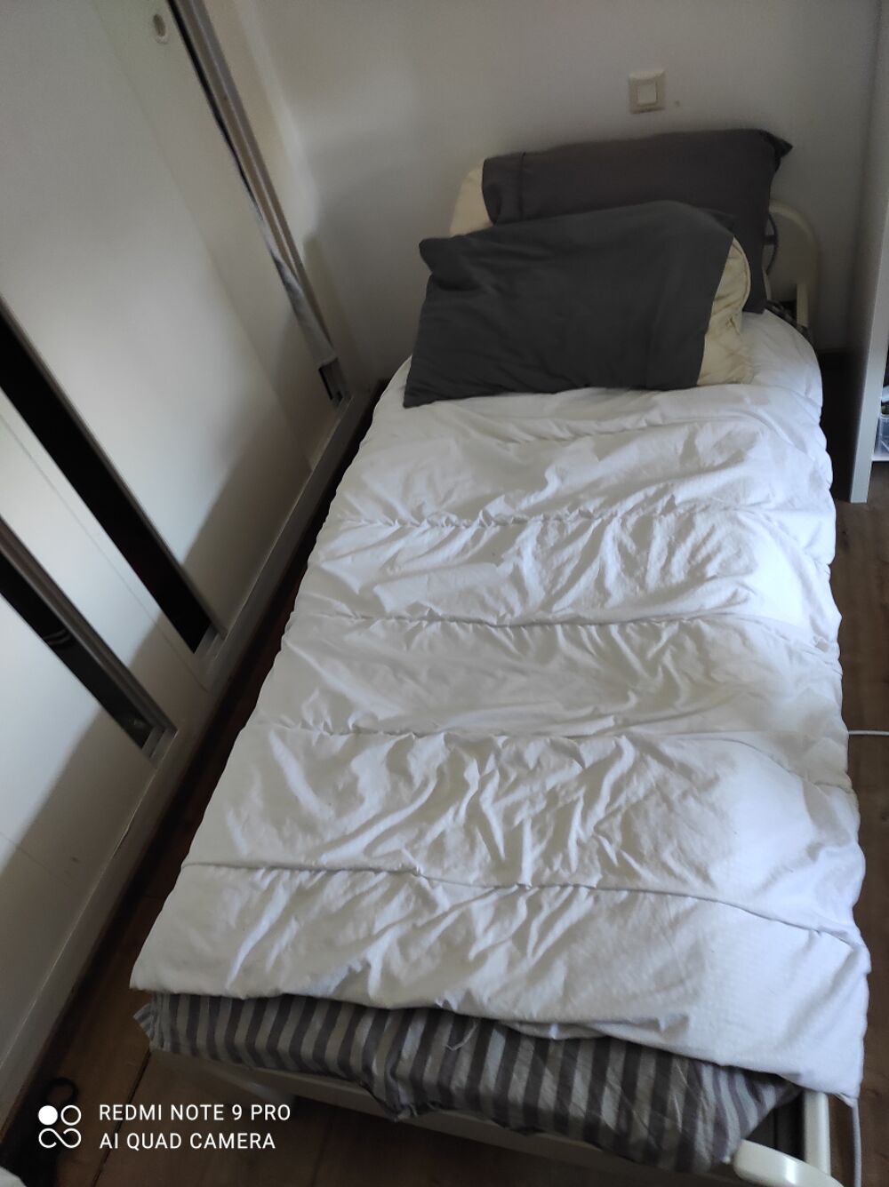 2 lits simples en bois avec matelas Meubles