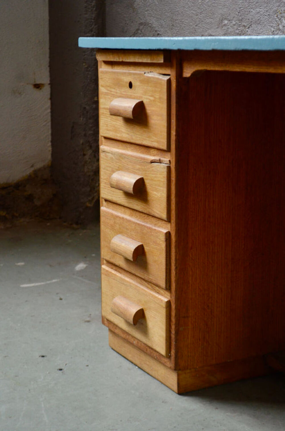 Bureau ancien en ch&ecirc;ne plateau relook&eacute; bleu style vintage Meubles