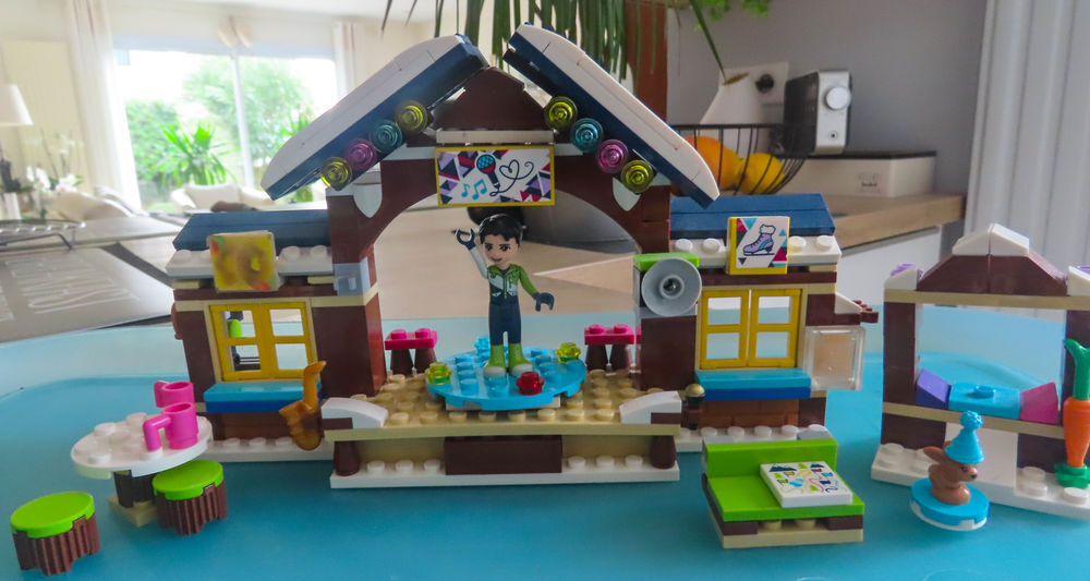 LEGO FRIENDS : la patinoire et tout terrain station de ski Jeux / jouets