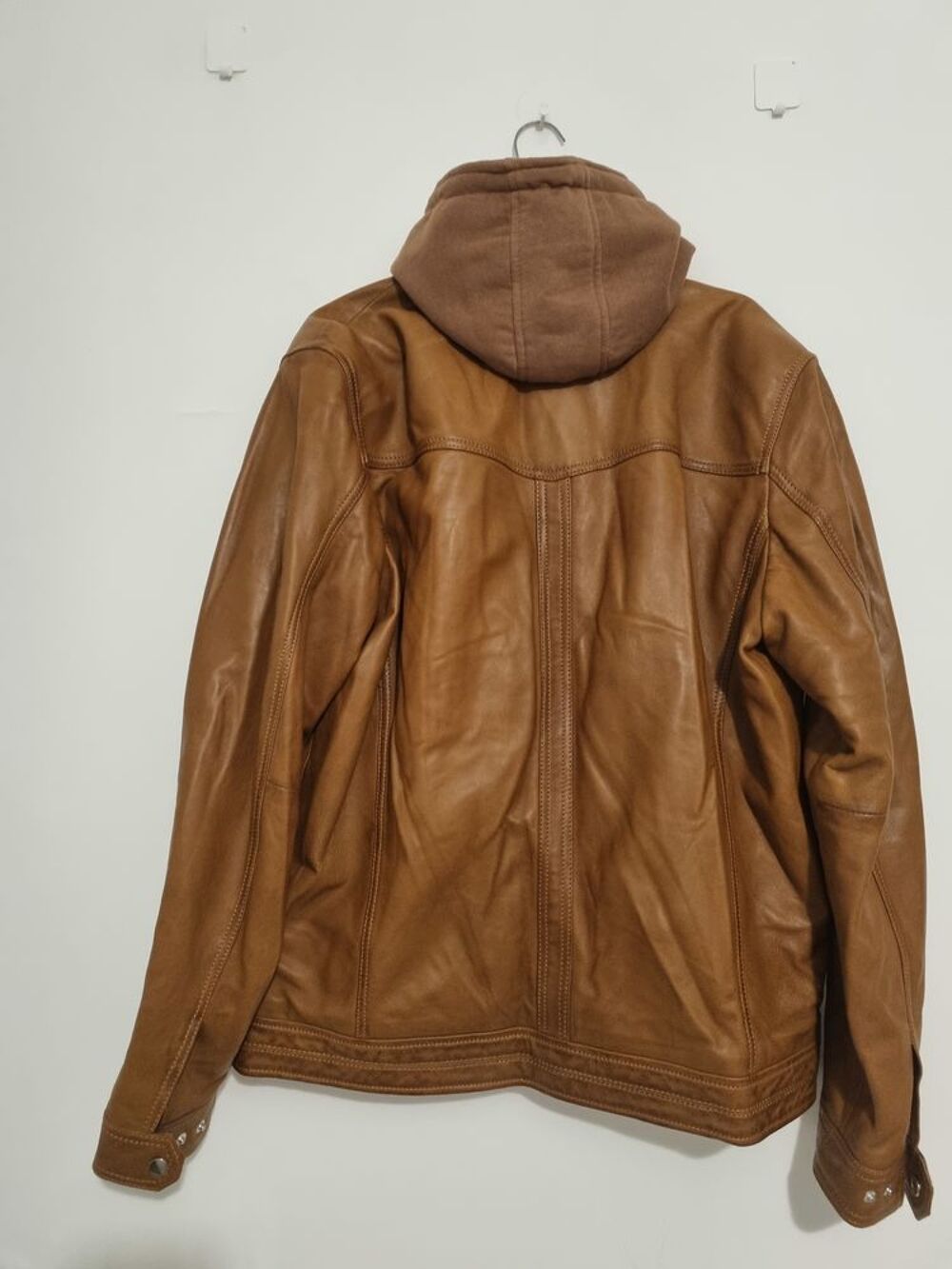 Veste en cuir de couleur marron Vêtements