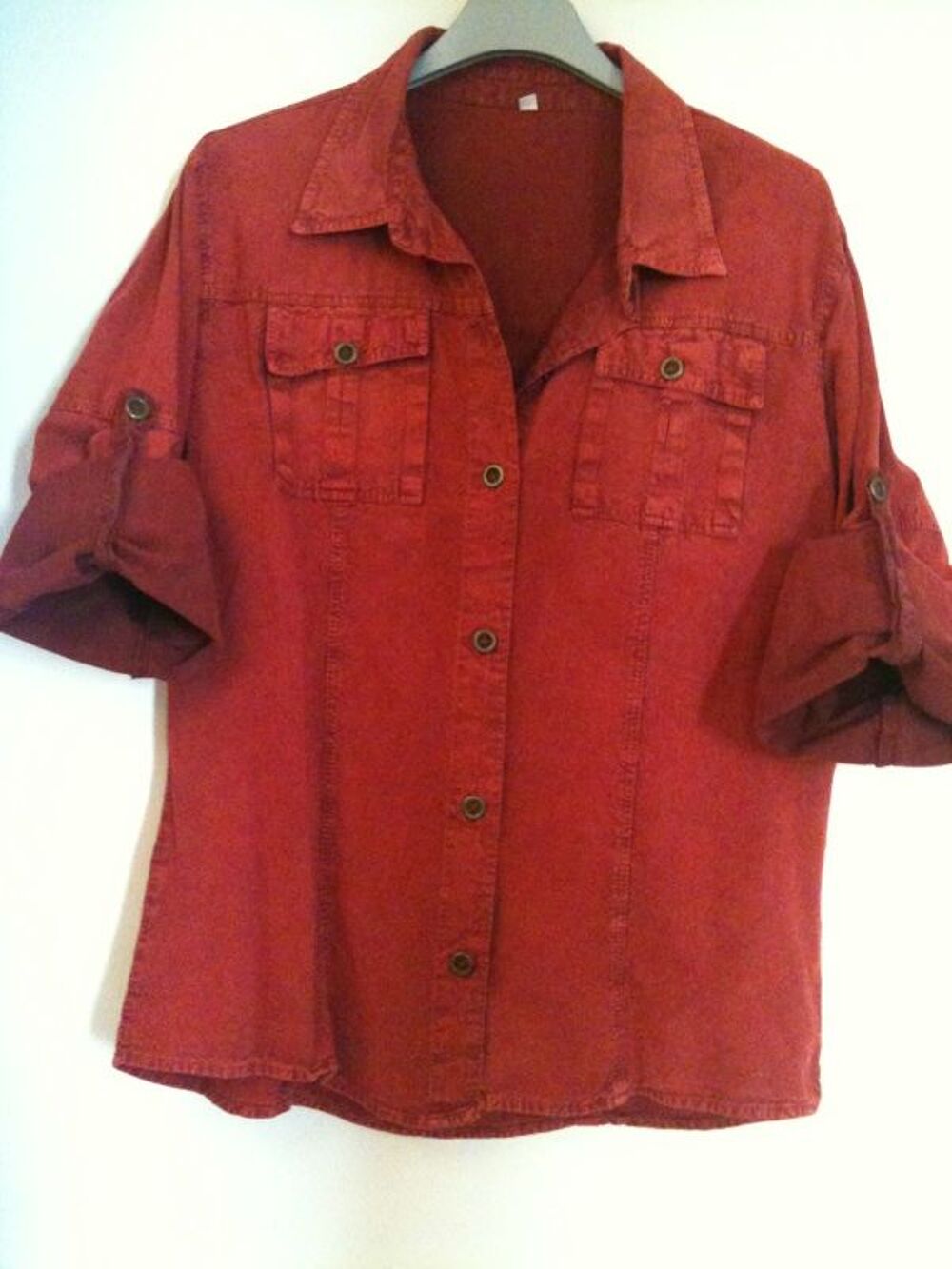Chemise rouge. Vêtements