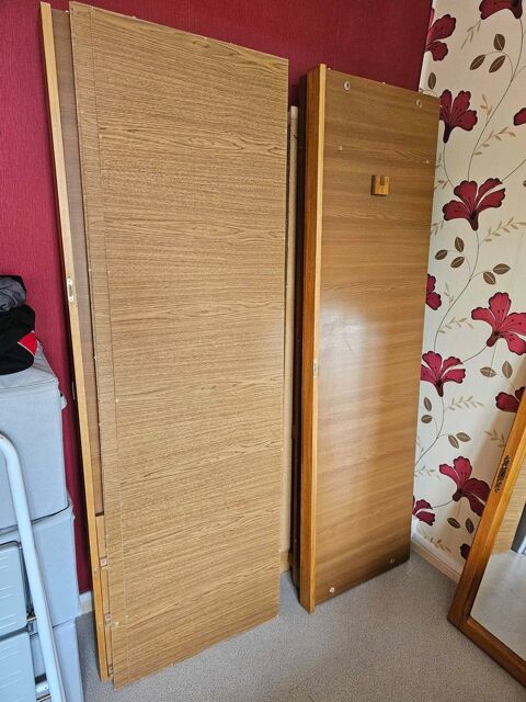 Armoire en ch�ne, deux penderie, des rangements, Trois tiroirs, un miroir, largeur 1,70 m, hauteur 1,80 m 100 Morhange (57)