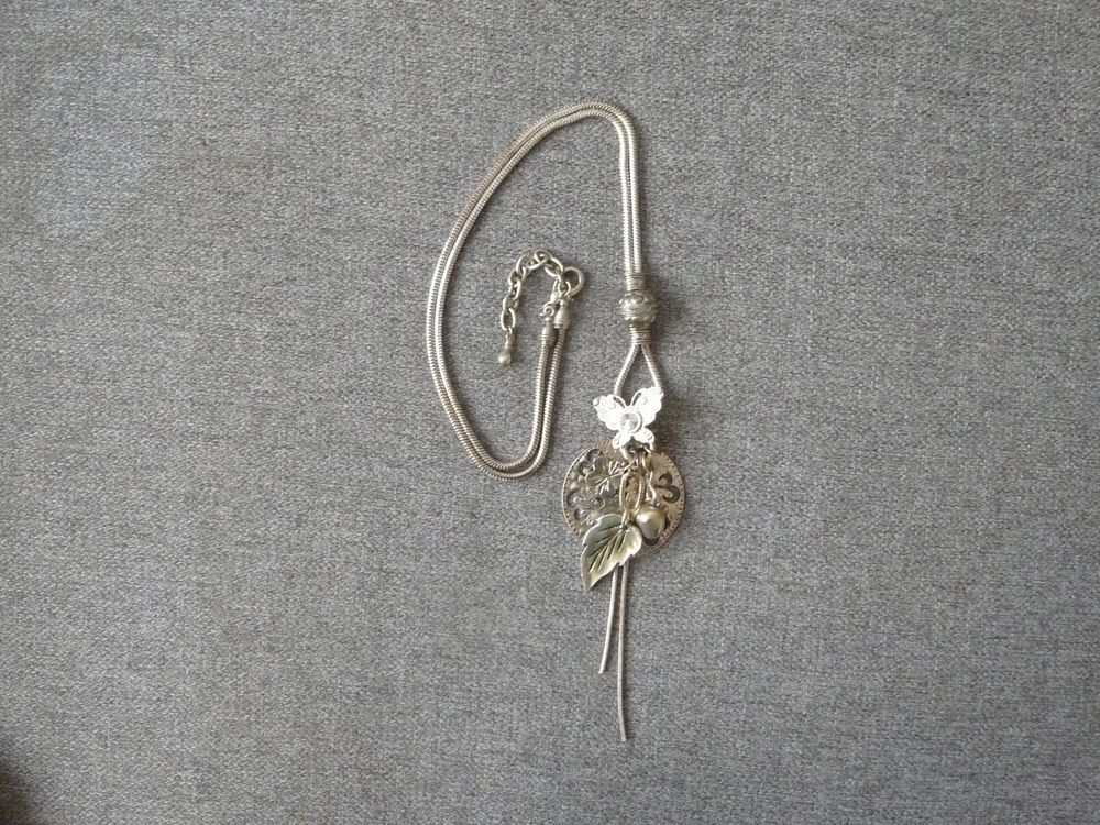 Collier/ Sautoir en M&eacute;tal Argent&eacute; Vieilli avec ses Breloques Bijoux et montres