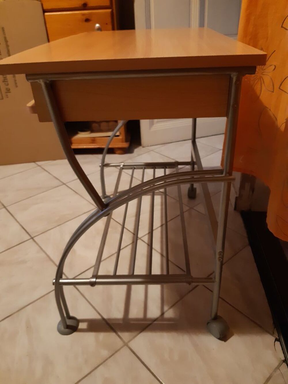 Meuble de bureau PC d&eacute;montable en bon &eacute;tat Meubles