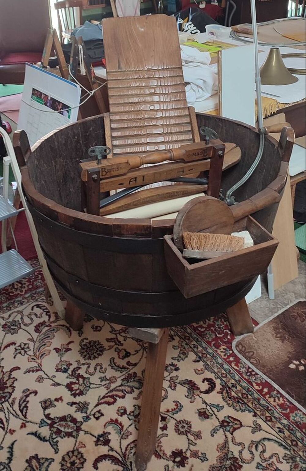 Cuvier ancien en bois et son ensemble de buanderie complet 