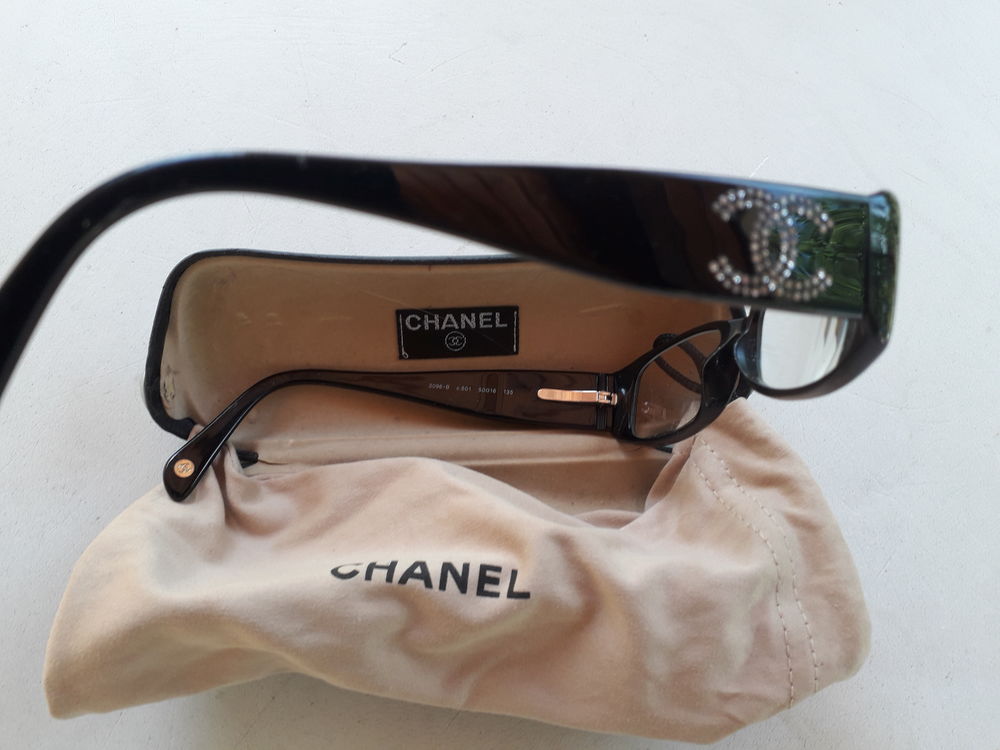 Lunettes chanel authentique avec boite Bijoux et montres