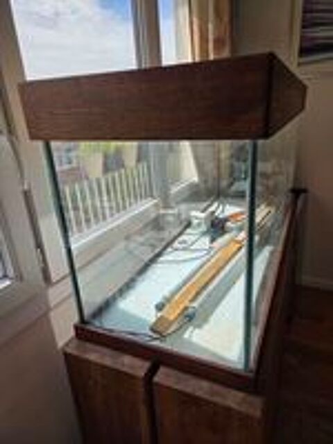   Aquarium 240 litres avec habillage bois et éclairage 