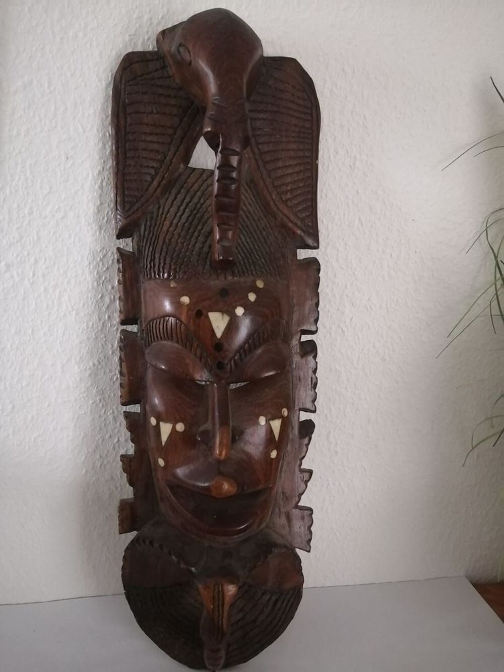 Magnifique masque Africain en bois exotique sculpt&eacute; (massif) Décoration