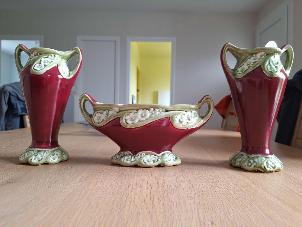  deux Vases plus une jardini&egrave;re.
Décoration