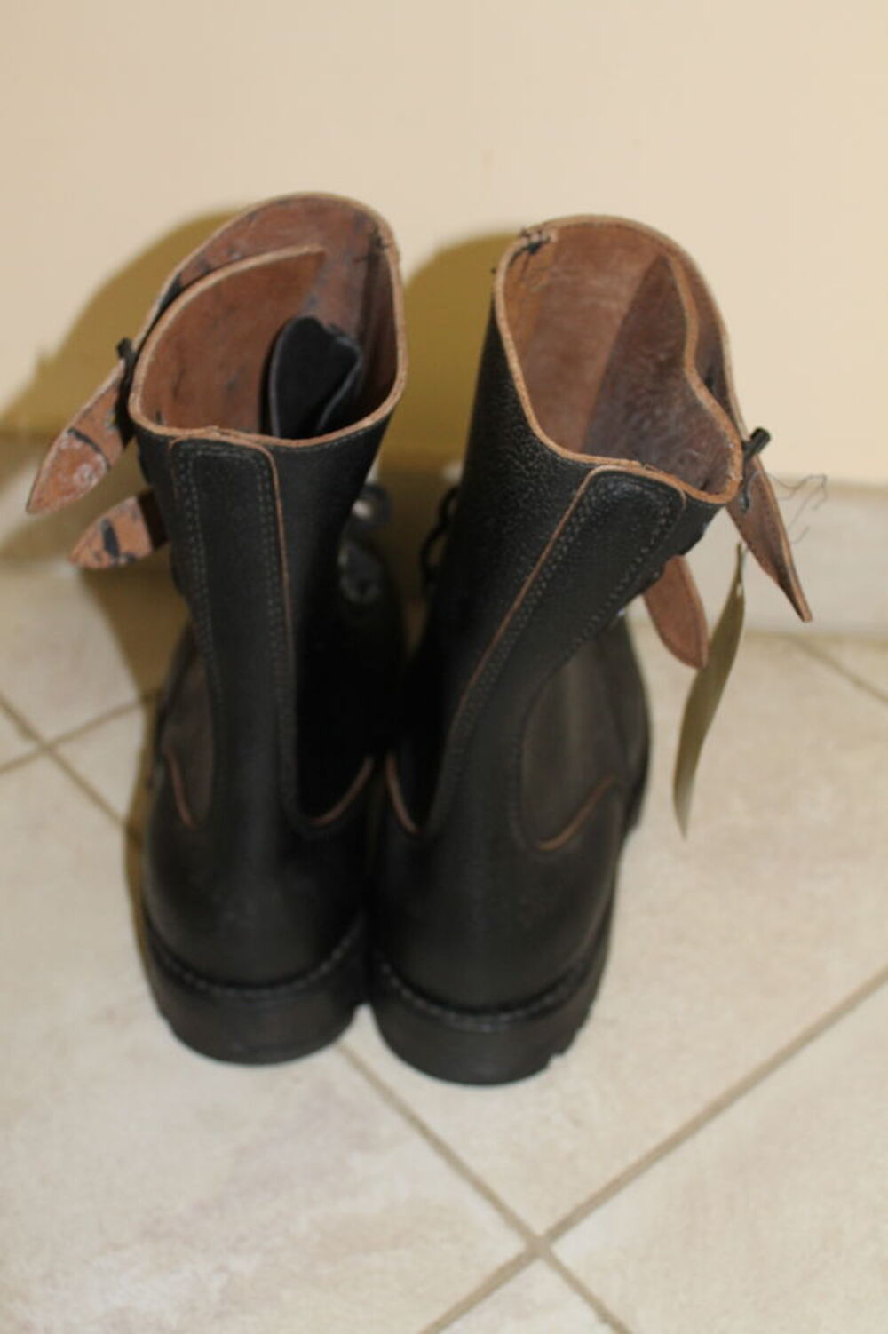 UNE PAIRE DE RANGERS HOMME T:43.MODELE DE L'ARMEE FR. Chaussures