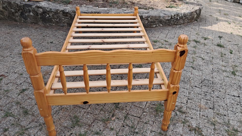 Lit avec table de chevet Meubles