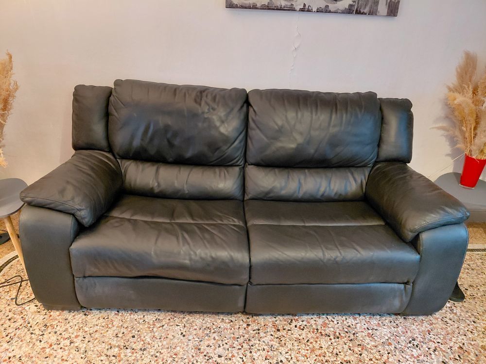 Canap&eacute; et fauteuil cuir pleine fleur tr&egrave;s bon &eacute;tat. Meubles