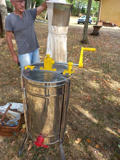 extracteur de miel manuel 4 cadres dadants Fontaine (38)