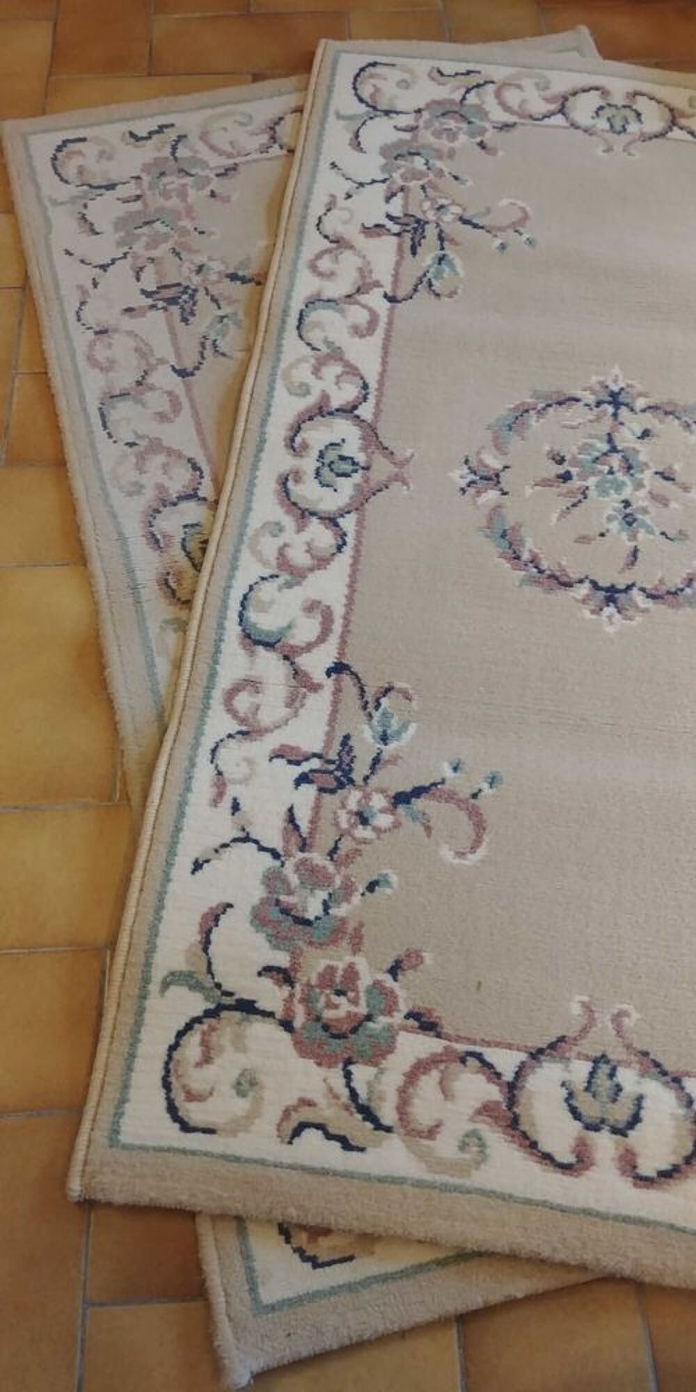 2 Tapis Neufs 13€ l'unit&eacute; les 2 &agrave; 22€ Largeur 60cm Longueur 1m10 A venir chercher sur place j'accepte que du liquide. Décoration