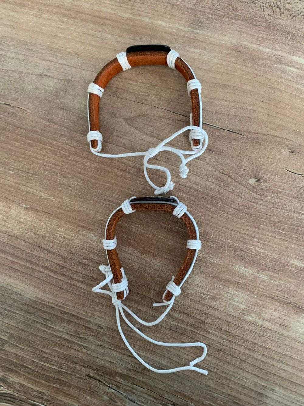 2 Bracelets en cuir r&eacute;glables motif " El&eacute;phant Bijoux et montres