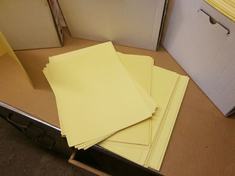 Chemises jaune de classement pour bureaux et collections Décoration