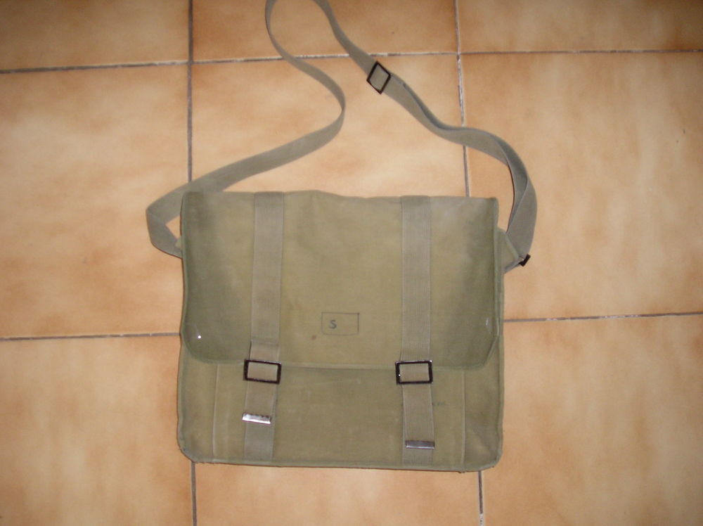 Sacoche de l'arm&eacute;e vert clair
Maroquinerie