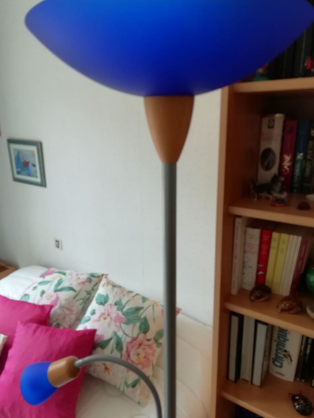 lampadaire design gris sur pied globe bleu Décoration