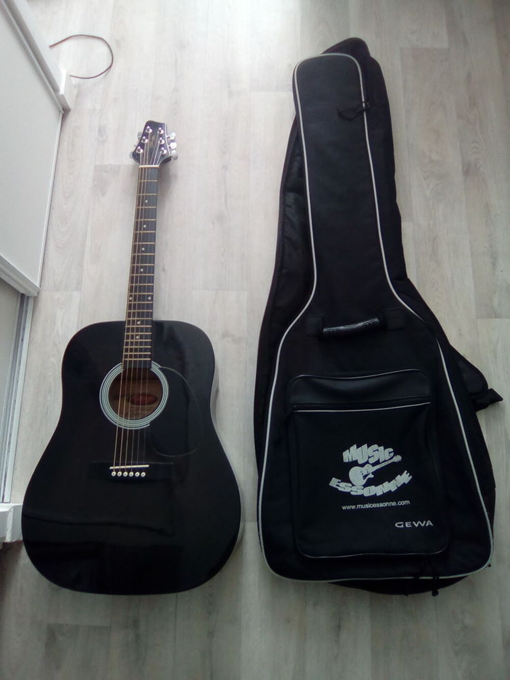 Guitare acoustique STAGG et sa housse de protection Instruments de musique