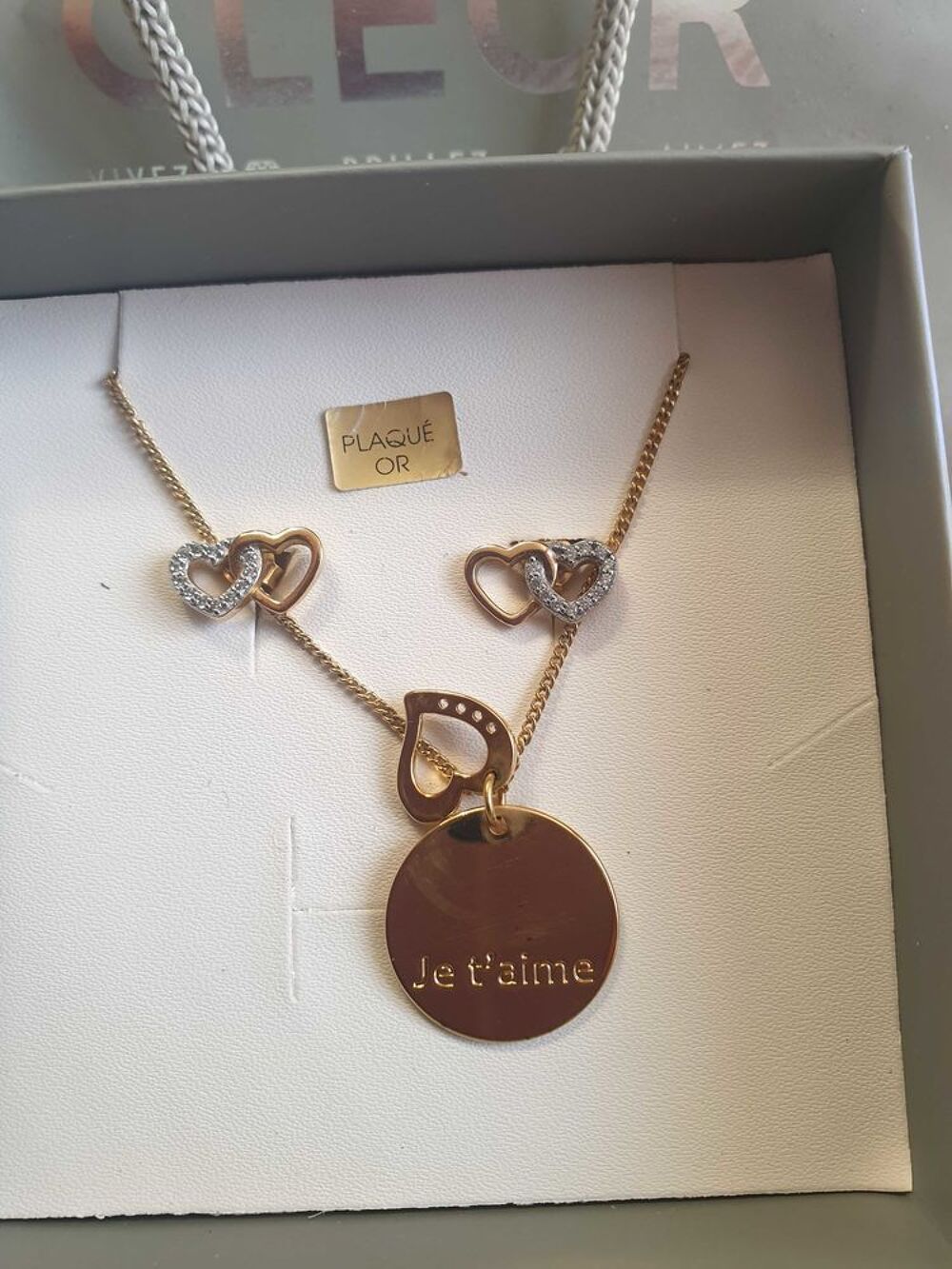 tr&egrave;s belle parure boucles d'oreilles et cha&icirc;ne avec pendentif pour dire je t'aime. plaqu&eacute; or. Bijoux et montres