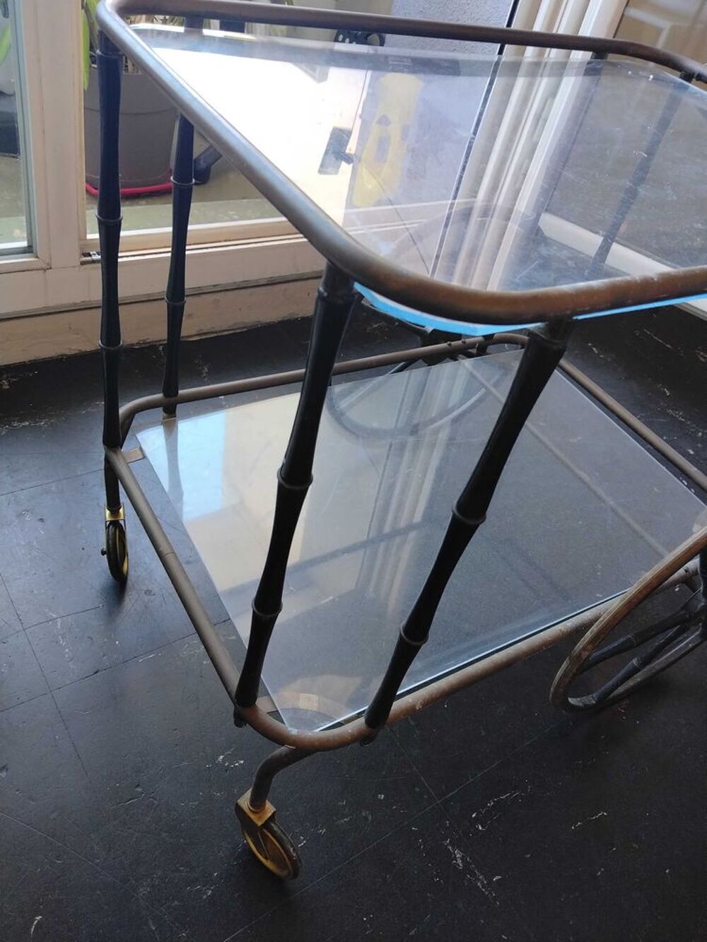 servante ancienne sur roulette en laiton plateau en plexiglas &eacute;tat moyen Décoration