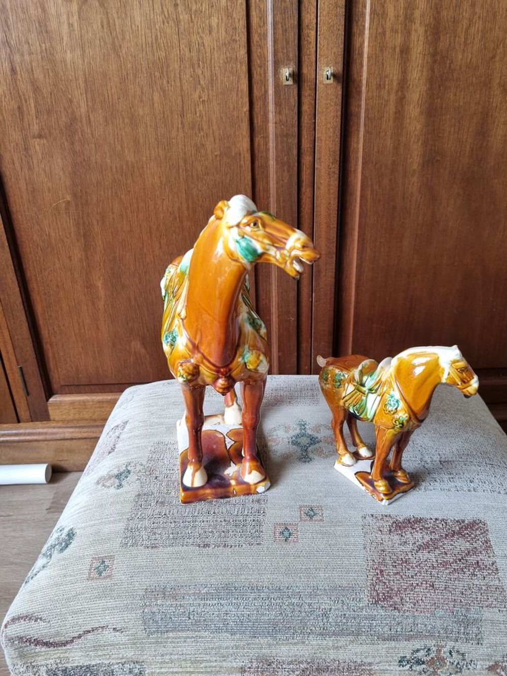 Deux chevaux chinois en porcelaine vitrifi&eacute;e 