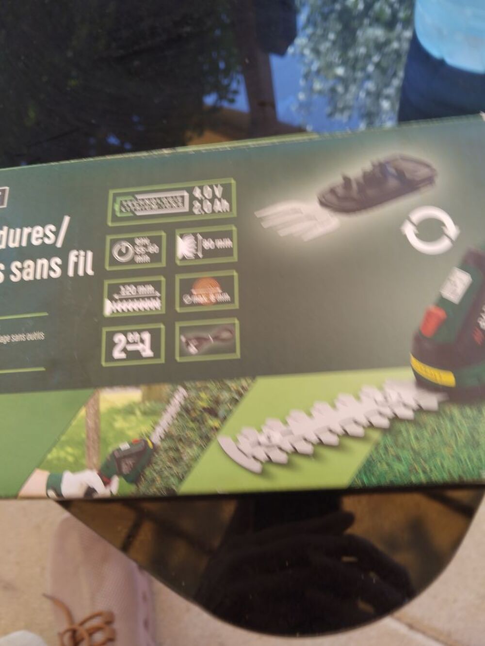 Souffleur aspirateur feuilles. Taille haie. Mini coupe bord Jardin