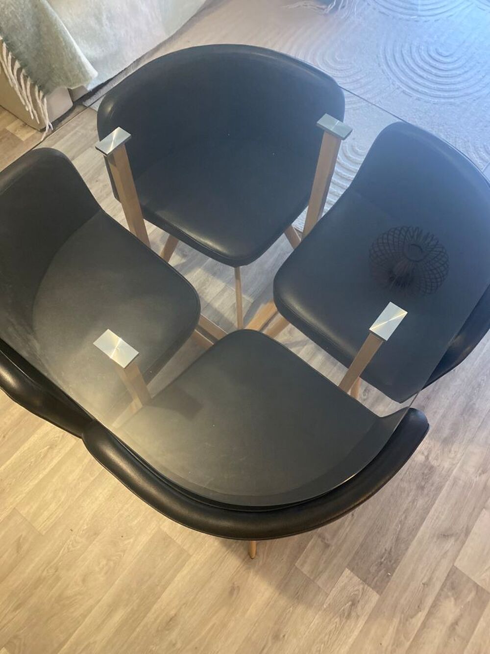 Table &agrave; manger en verre avec 4 fauteuils Meubles