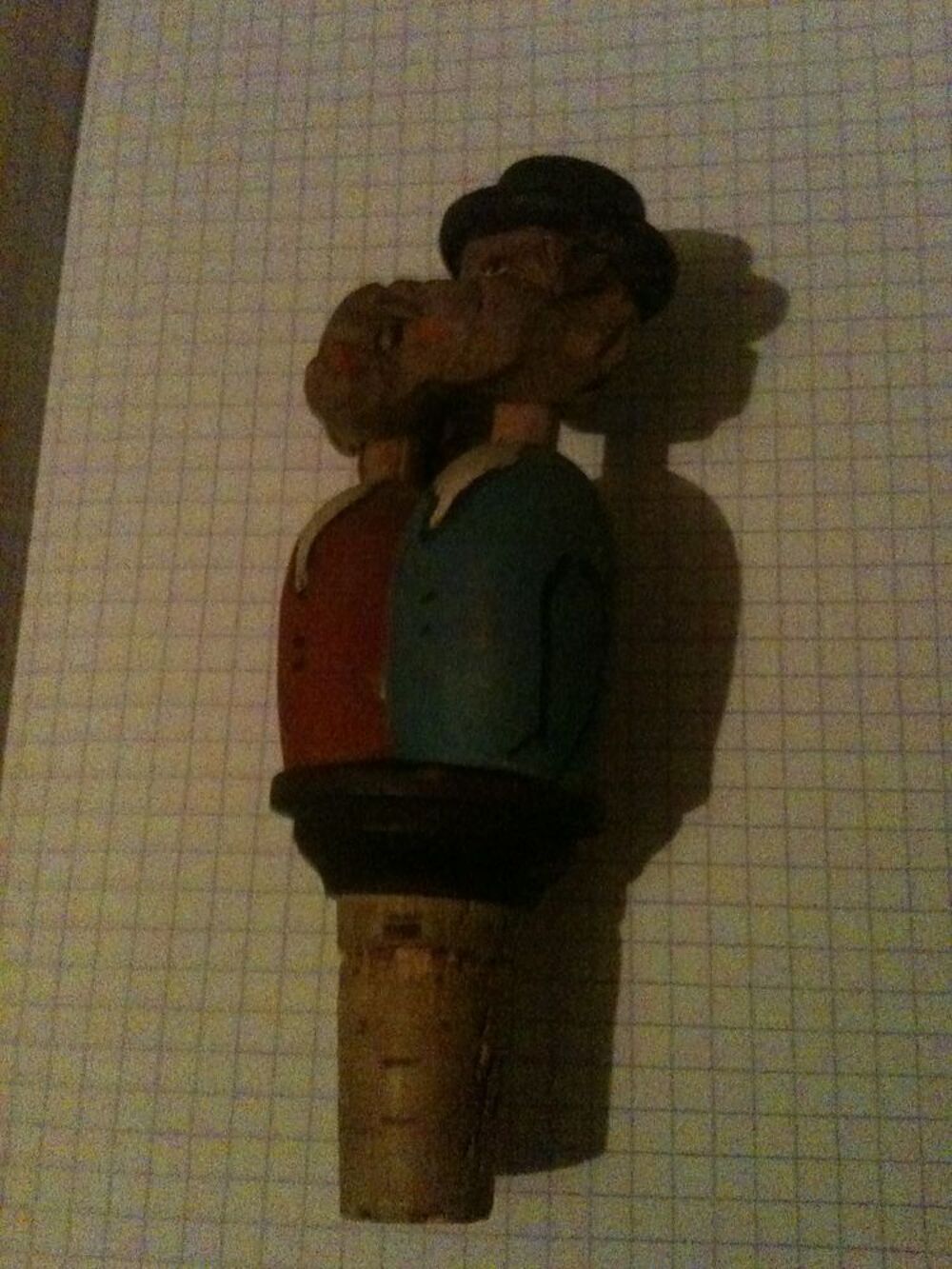 Joli bouchon sculpt&eacute; bois, couple personnages peints main Dcoration