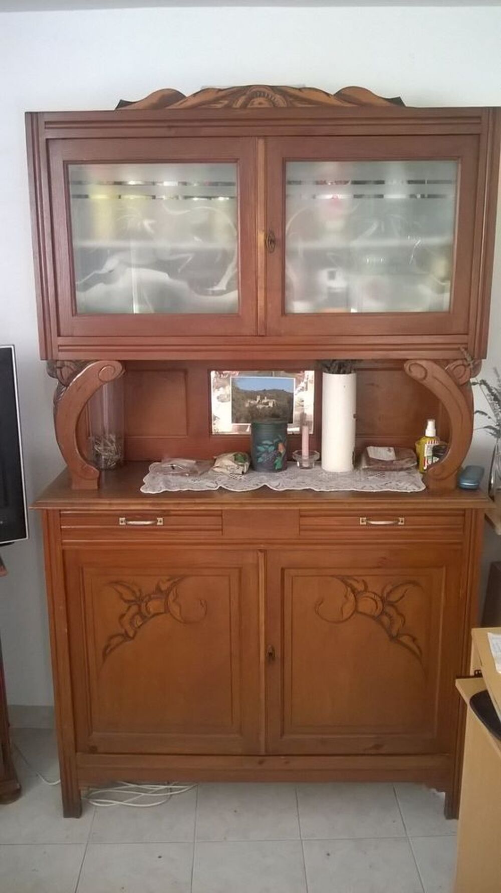 beau vaisselier buffet en bois massif. Meubles