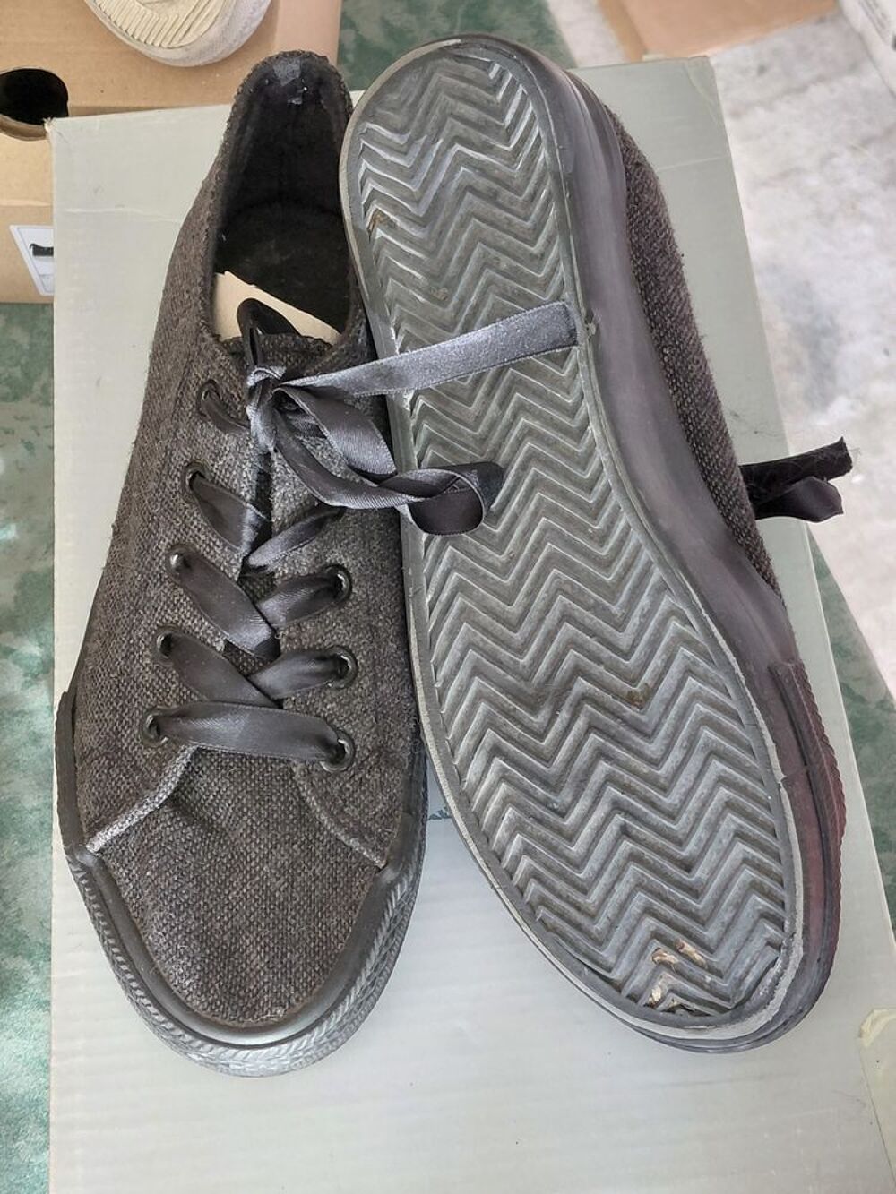 Differentes chaussures , femles- enfants et hommes. Chaussures