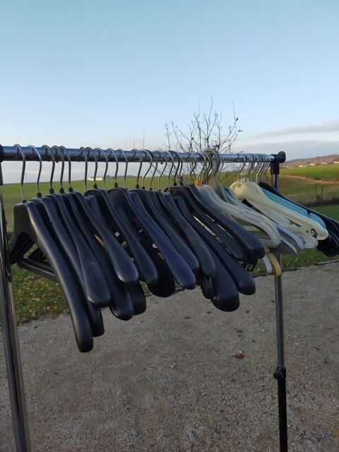 LOT COMPLET de cintres en plastique
7 Mirecourt (88)