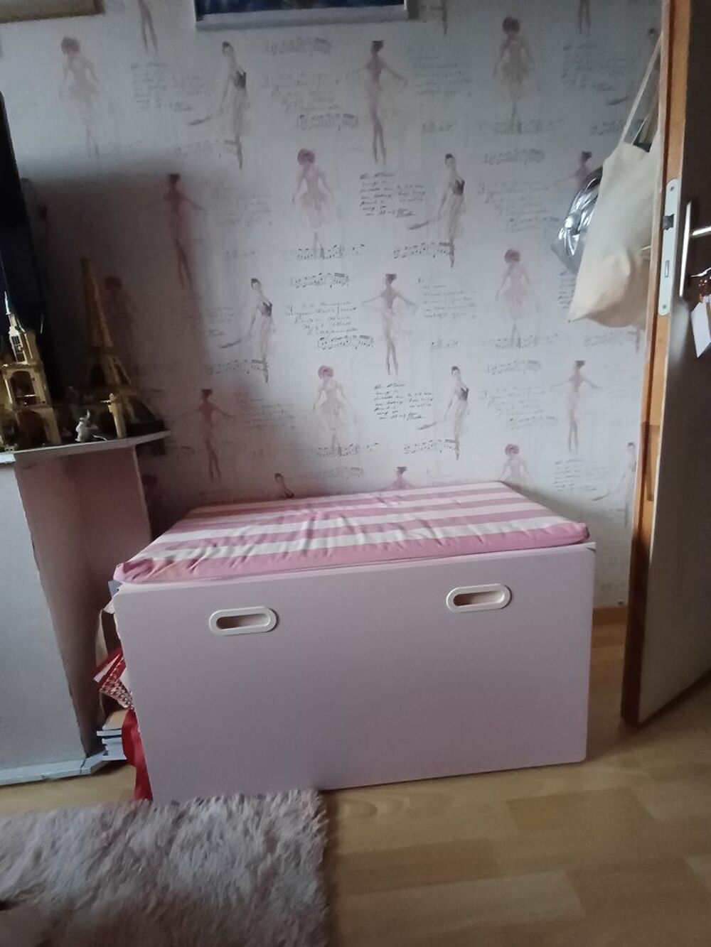 Lit mezanine ikea STUVA + bon matela + coffre &agrave; jouet rose Meubles