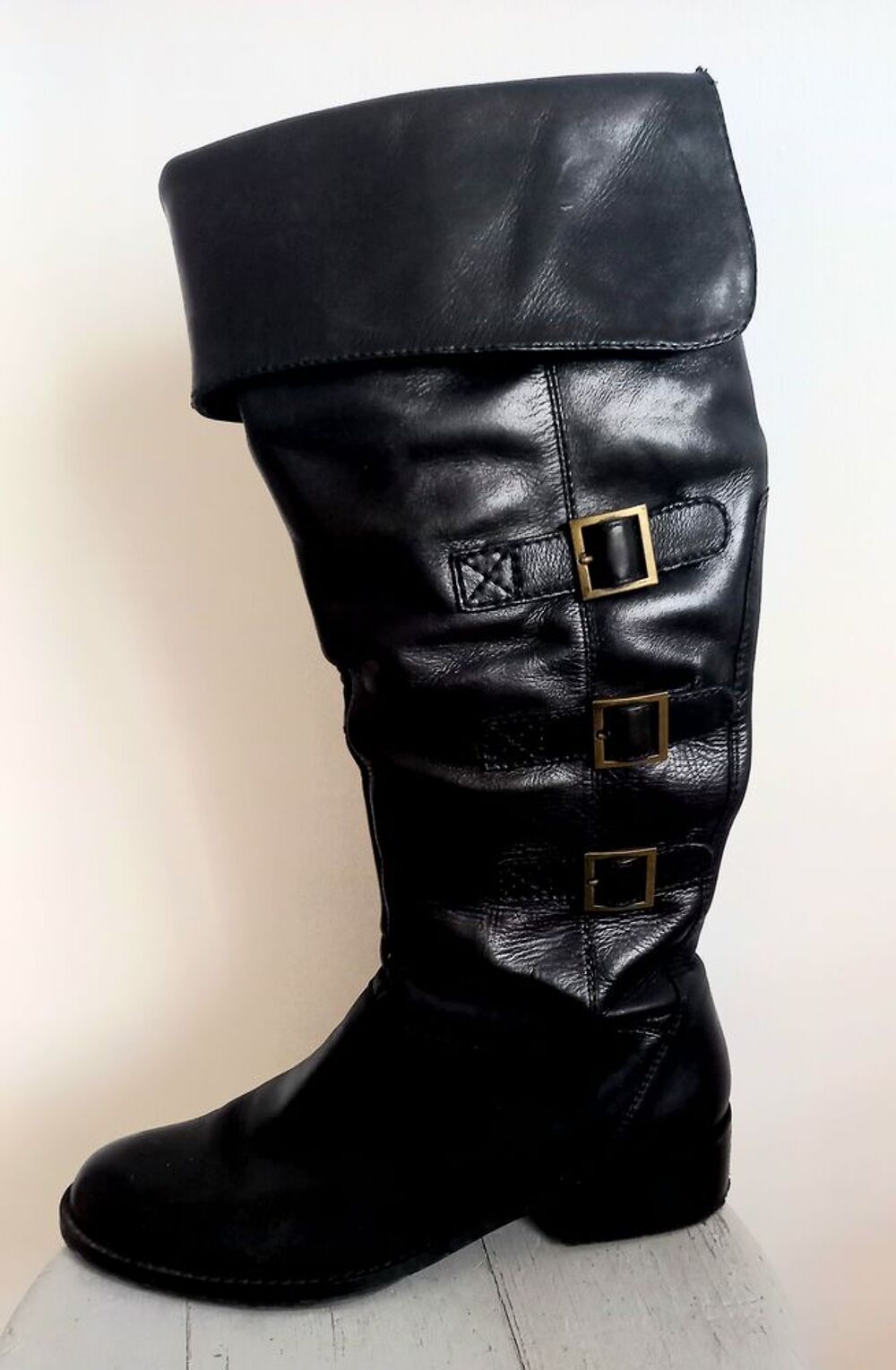 1 paire de bottes noires
fermeture &eacute;clair Chaussures