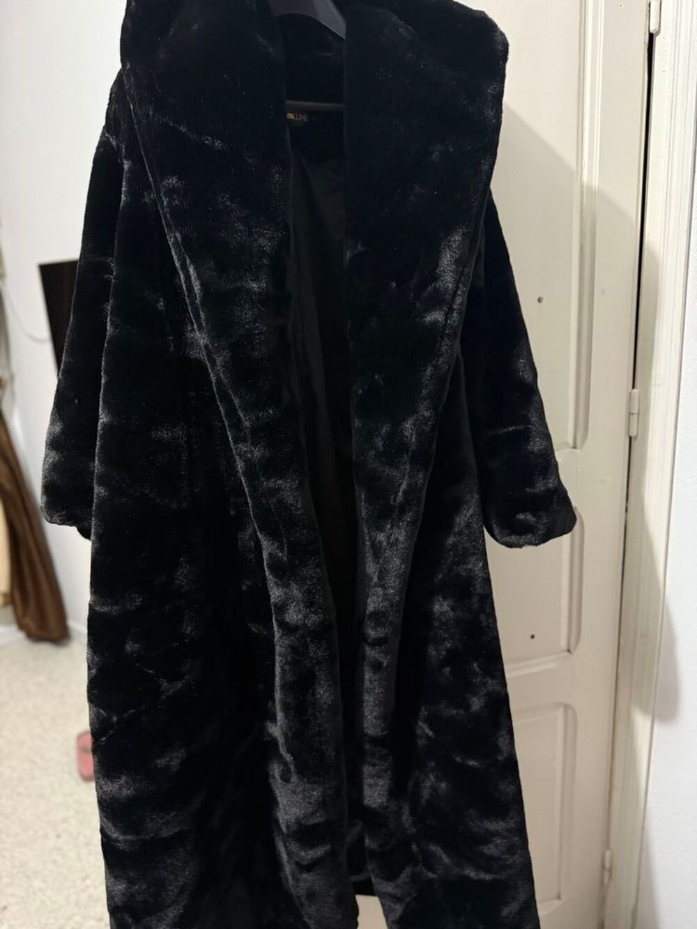 Manteau long en fourrure noire luxe €" El&eacute;gant &amp; intemporel &eth;Ÿ-&curren; Vêtements