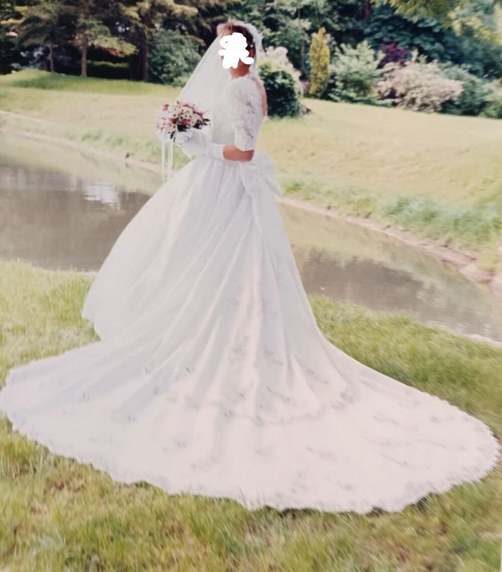 Robe de mari&eacute;e avec tra&icirc;ne, voile, gants et coussin alliance Vêtements